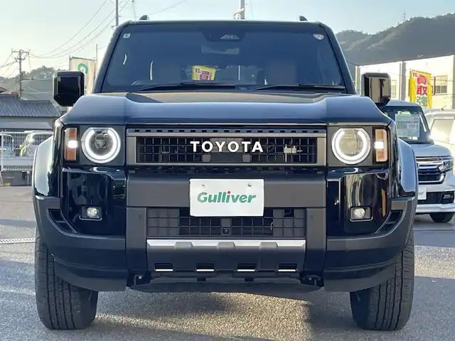 トヨタ ランドクルーザー ２５０ VX ファーストエディション 広島県 2024(令6)年 0.5万km ブラック 丸目ヘッドライト/アドバンストドライブ/ワンオーナー/サンルーフ/純正ナビ（フルセグTV/HDMI/Bluetooth）/JBLプレミアムサウンド/全方位モニター/ETC2.0/デジタルインナーミラー/ルーフレール/置くだけ充電/ブラウンレザーシート/・シートヒーター/・エアシート/・パワーシート/衝突被害軽減ブレーキ/車線逸脱警報/オートマチックハイビーム/ブラインドスポットモニター/レーダークルーズコントロール/コーナーセンサー/ステアリングヒーター/パワーバックドア/スペアキー