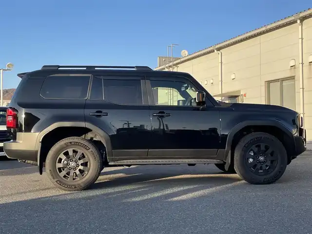 トヨタ ランドクルーザー ２５０ VX ファーストエディション 広島県 2024(令6)年 0.5万km ブラック 丸目ヘッドライト/アドバンストドライブ/ワンオーナー/サンルーフ/純正ナビ（フルセグTV/HDMI/Bluetooth）/JBLプレミアムサウンド/全方位モニター/ETC2.0/デジタルインナーミラー/ルーフレール/置くだけ充電/ブラウンレザーシート/・シートヒーター/・エアシート/・パワーシート/衝突被害軽減ブレーキ/車線逸脱警報/オートマチックハイビーム/ブラインドスポットモニター/レーダークルーズコントロール/コーナーセンサー/ステアリングヒーター/パワーバックドア/スペアキー