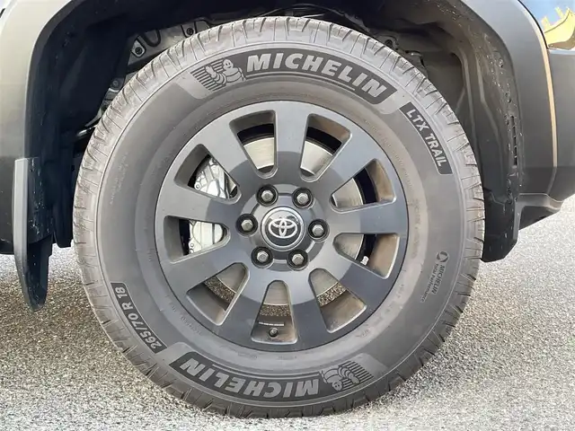 トヨタ ランドクルーザー ２５０ VX ファーストエディション 広島県 2024(令6)年 0.5万km ブラック 丸目ヘッドライト/アドバンストドライブ/ワンオーナー/サンルーフ/純正ナビ（フルセグTV/HDMI/Bluetooth）/JBLプレミアムサウンド/全方位モニター/ETC2.0/デジタルインナーミラー/ルーフレール/置くだけ充電/ブラウンレザーシート/・シートヒーター/・エアシート/・パワーシート/衝突被害軽減ブレーキ/車線逸脱警報/オートマチックハイビーム/ブラインドスポットモニター/レーダークルーズコントロール/コーナーセンサー/ステアリングヒーター/パワーバックドア/スペアキー