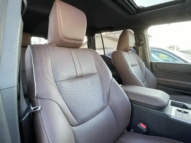 トヨタ ランドクルーザー ２５０ VX ファーストエディション 広島県 2024(令6)年 0.5万km ブラック 丸目ヘッドライト/アドバンストドライブ/ワンオーナー/サンルーフ/純正ナビ（フルセグTV/HDMI/Bluetooth）/JBLプレミアムサウンド/全方位モニター/ETC2.0/デジタルインナーミラー/ルーフレール/置くだけ充電/ブラウンレザーシート/・シートヒーター/・エアシート/・パワーシート/衝突被害軽減ブレーキ/車線逸脱警報/オートマチックハイビーム/ブラインドスポットモニター/レーダークルーズコントロール/コーナーセンサー/ステアリングヒーター/パワーバックドア/スペアキー