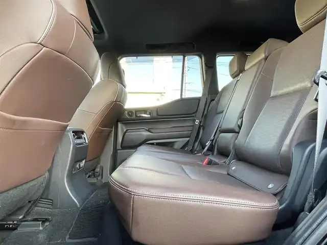 トヨタ ランドクルーザー ２５０ VX ファーストエディション 広島県 2024(令6)年 0.5万km ブラック 丸目ヘッドライト/アドバンストドライブ/ワンオーナー/サンルーフ/純正ナビ（フルセグTV/HDMI/Bluetooth）/JBLプレミアムサウンド/全方位モニター/ETC2.0/デジタルインナーミラー/ルーフレール/置くだけ充電/ブラウンレザーシート/・シートヒーター/・エアシート/・パワーシート/衝突被害軽減ブレーキ/車線逸脱警報/オートマチックハイビーム/ブラインドスポットモニター/レーダークルーズコントロール/コーナーセンサー/ステアリングヒーター/パワーバックドア/スペアキー