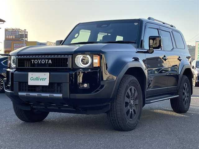 トヨタ ランドクルーザー ２５０ VX ファーストエディション 広島県 2024(令6)年 0.5万km ブラック 丸目ヘッドライト/アドバンストドライブ/ワンオーナー/サンルーフ/純正ナビ（フルセグTV/HDMI/Bluetooth）/JBLプレミアムサウンド/全方位モニター/ETC2.0/デジタルインナーミラー/ルーフレール/置くだけ充電/ブラウンレザーシート/・シートヒーター/・エアシート/・パワーシート/衝突被害軽減ブレーキ/車線逸脱警報/オートマチックハイビーム/ブラインドスポットモニター/レーダークルーズコントロール/コーナーセンサー/ステアリングヒーター/パワーバックドア/スペアキー