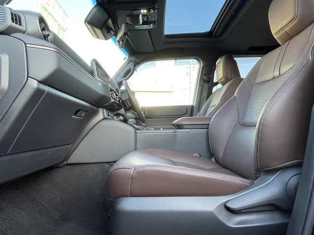 トヨタ ランドクルーザー ２５０ VX ファーストエディション 広島県 2024(令6)年 0.5万km ブラック 丸目ヘッドライト/アドバンストドライブ/ワンオーナー/サンルーフ/純正ナビ（フルセグTV/HDMI/Bluetooth）/JBLプレミアムサウンド/全方位モニター/ETC2.0/デジタルインナーミラー/ルーフレール/置くだけ充電/ブラウンレザーシート/・シートヒーター/・エアシート/・パワーシート/衝突被害軽減ブレーキ/車線逸脱警報/オートマチックハイビーム/ブラインドスポットモニター/レーダークルーズコントロール/コーナーセンサー/ステアリングヒーター/パワーバックドア/スペアキー