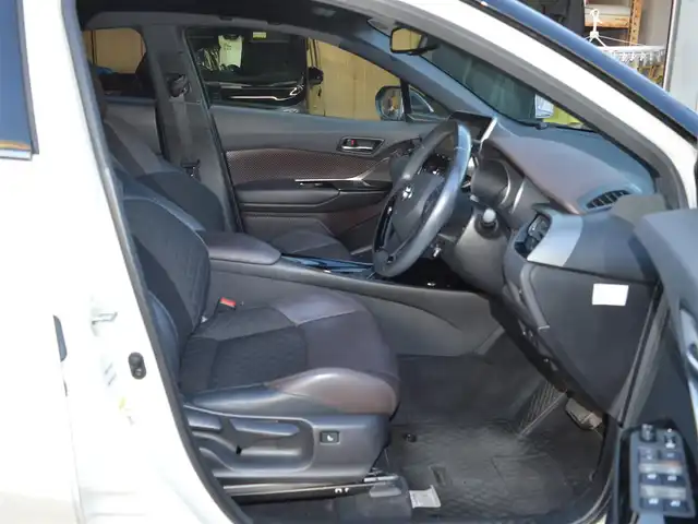 トヨタ Ｃ－ＨＲ G 栃木県 2018(平30)年 8.5万km ブラック/ホワイトパールクリスタルシャイン 2トーン ディーラー点検記録簿/[R1.2.4]/Toyota Safety Sense/[PCS/LDA/AHB]/ブラインドスポットモニター/レーダークルーズコントロール/クリアランスソナー/リアクロストラフィックアラート/運転支援機能/[ECB/ABS/ブレーキアシスト/VSC/S-VSC/TRC/ヒルスタートアシストコントロール/EPS]/純正T-Connect9インチナビゲーションシステム/[フルセグ/AM/FM/CD/DVD/BT]/オートライト/LEDヘッドライト/LEDフォグライト/シートヒーター[前席]/ビルトインETC2.0/電動パーキング/電動格納ミラー/ウィンカーミラー/スマートスペアキー×1/取扱説明書/保証書