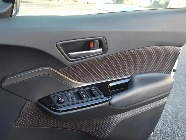 トヨタ Ｃ－ＨＲ G 栃木県 2018(平30)年 8.5万km ブラック/ホワイトパールクリスタルシャイン 2トーン ディーラー点検記録簿/[R1.2.4]/Toyota Safety Sense/[PCS/LDA/AHB]/ブラインドスポットモニター/レーダークルーズコントロール/クリアランスソナー/リアクロストラフィックアラート/運転支援機能/[ECB/ABS/ブレーキアシスト/VSC/S-VSC/TRC/ヒルスタートアシストコントロール/EPS]/純正T-Connect9インチナビゲーションシステム/[フルセグ/AM/FM/CD/DVD/BT]/オートライト/LEDヘッドライト/LEDフォグライト/シートヒーター[前席]/ビルトインETC2.0/電動パーキング/電動格納ミラー/ウィンカーミラー/スマートスペアキー×1/取扱説明書/保証書