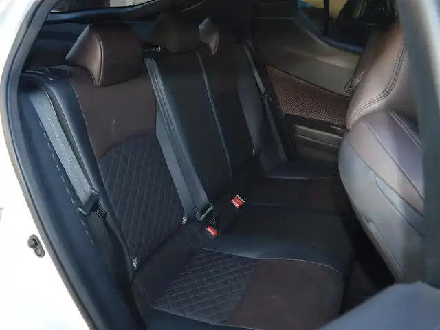 トヨタ Ｃ－ＨＲ G 栃木県 2018(平30)年 8.5万km ブラック/ホワイトパールクリスタルシャイン 2トーン ディーラー点検記録簿/[R1.2.4]/Toyota Safety Sense/[PCS/LDA/AHB]/ブラインドスポットモニター/レーダークルーズコントロール/クリアランスソナー/リアクロストラフィックアラート/運転支援機能/[ECB/ABS/ブレーキアシスト/VSC/S-VSC/TRC/ヒルスタートアシストコントロール/EPS]/純正T-Connect9インチナビゲーションシステム/[フルセグ/AM/FM/CD/DVD/BT]/オートライト/LEDヘッドライト/LEDフォグライト/シートヒーター[前席]/ビルトインETC2.0/電動パーキング/電動格納ミラー/ウィンカーミラー/スマートスペアキー×1/取扱説明書/保証書