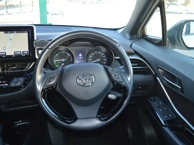 トヨタ Ｃ－ＨＲ G 栃木県 2018(平30)年 8.5万km ブラック/ホワイトパールクリスタルシャイン 2トーン ディーラー点検記録簿/[R1.2.4]/Toyota Safety Sense/[PCS/LDA/AHB]/ブラインドスポットモニター/レーダークルーズコントロール/クリアランスソナー/リアクロストラフィックアラート/運転支援機能/[ECB/ABS/ブレーキアシスト/VSC/S-VSC/TRC/ヒルスタートアシストコントロール/EPS]/純正T-Connect9インチナビゲーションシステム/[フルセグ/AM/FM/CD/DVD/BT]/オートライト/LEDヘッドライト/LEDフォグライト/シートヒーター[前席]/ビルトインETC2.0/電動パーキング/電動格納ミラー/ウィンカーミラー/スマートスペアキー×1/取扱説明書/保証書