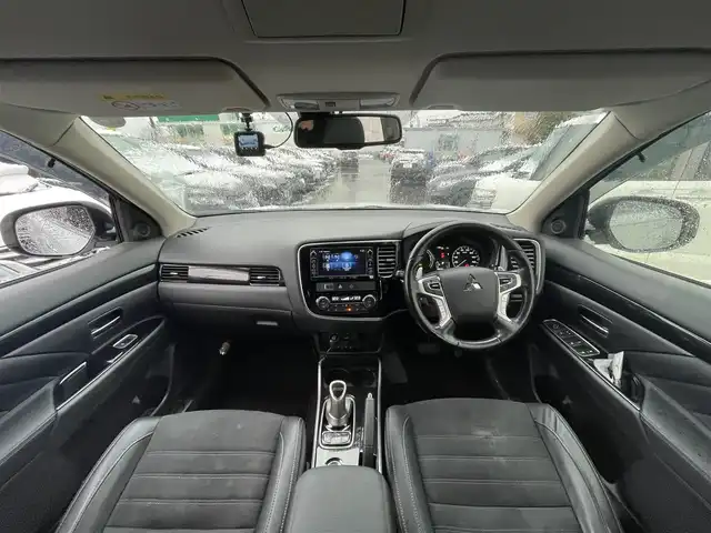 三菱 アウトランダー ＰＨＥＶ G ナビパッケージ 山形県 2015(平27)年 6.6万km シルキーホワイト ４ＷＤ/ハーフレザーシート/純正メモリナビ＆フルセグＴＶ/（ＤＶＤ＆ＢＴ＆ＣＤ＆ＳＤ）/アラウンドビューカメラ/衝突軽減ブレーキ/レーンキープアシスト/ＥＴＣ/社外１６inアルミホイール/オートライト/ＬＥＤライト/フォグランプ/ウィンカーミラー/電動格納ミラー/スマートキー/プッシュスタート/Ｗ＋サイドエアバッグ/横滑り防止装置/ＡＢＳ/ドアバイザー/純正フロアマット/新車保証書/取扱説明書