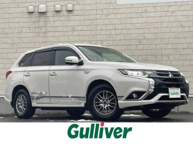 三菱 アウトランダー ＰＨＥＶ G ナビパッケージ 山形県 2015(平27)年 6.6万km シルキーホワイト ４ＷＤ/ハーフレザーシート/純正メモリナビ＆フルセグＴＶ/（ＤＶＤ＆ＢＴ＆ＣＤ＆ＳＤ）/アラウンドビューカメラ/衝突軽減ブレーキ/レーンキープアシスト/ＥＴＣ/社外１６inアルミホイール/オートライト/ＬＥＤライト/フォグランプ/ウィンカーミラー/電動格納ミラー/スマートキー/プッシュスタート/Ｗ＋サイドエアバッグ/横滑り防止装置/ＡＢＳ/ドアバイザー/純正フロアマット/新車保証書/取扱説明書