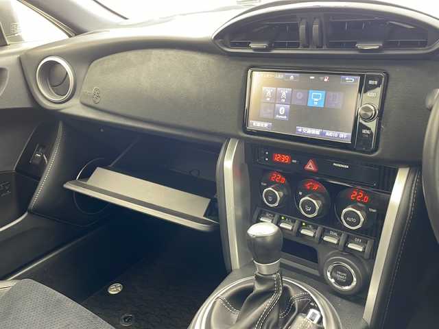トヨタ ８６ GT リミテッド 沖縄県 2017(平29)年 2.3万km クリスタルホワイトパール ワンオーナー　/純正ナビ(NSZT-W66T)/(フルセグＴＶ　ＤＶＤ再生　ＢＴ接続)/バックカメラ　/パドルシフト　/ＥＴＣ　/クルーズコントロール　/ハーフレザーシート　/シートヒーター　/ＬＥＤオートライト　/純正１４インチアルミ