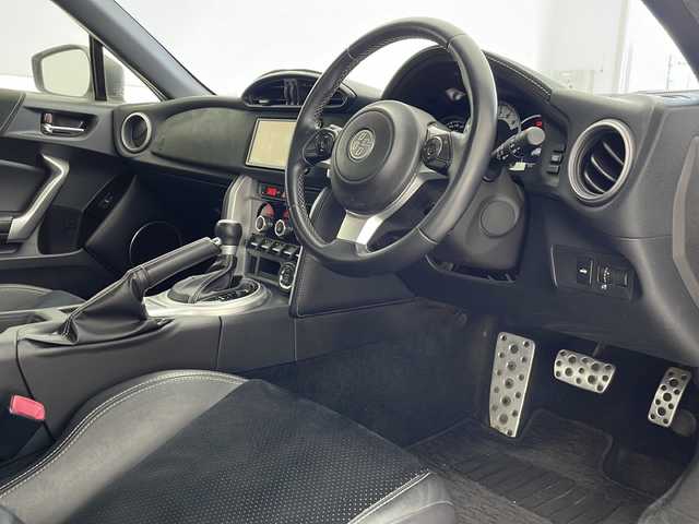 トヨタ ８６ GT リミテッド 沖縄県 2017(平29)年 2.3万km クリスタルホワイトパール ワンオーナー　/純正ナビ(NSZT-W66T)/(フルセグＴＶ　ＤＶＤ再生　ＢＴ接続)/バックカメラ　/パドルシフト　/ＥＴＣ　/クルーズコントロール　/ハーフレザーシート　/シートヒーター　/ＬＥＤオートライト　/純正１４インチアルミ
