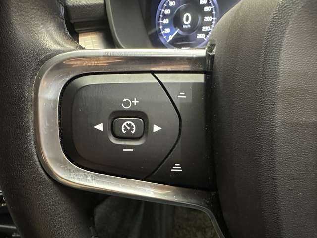ボルボ ＸＣ４０ T4 AWD モメンタム 千葉県 2019(平31)年 5.2万km 黒 ＡＣＣ　/半革　/ナビ　/ＴＶ　/ＣａｒＰｌａｙ　/Ｂｌｕｅｔｏｏｔｈ接続　/３６０°パーキングアシスト　/電動リアゲート　/運転席パワーシート　/ＬＥＤヘッドライト　/衝突軽減Ｂ　/ＢＳＭ　/ＬＫＡ　/禁煙車　/ＥＴＣ