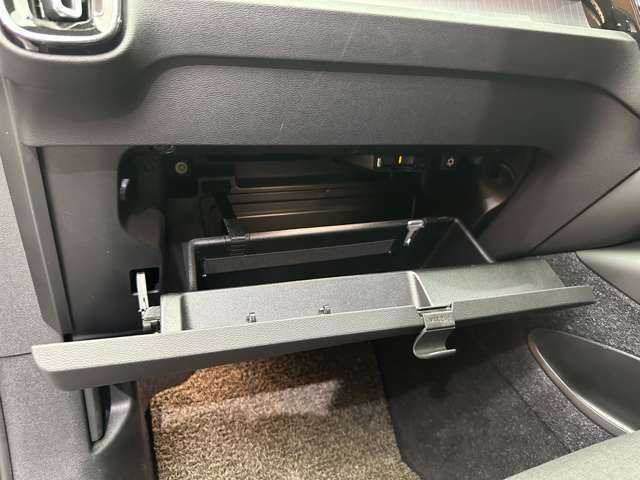 ボルボ ＸＣ４０ T4 AWD モメンタム 千葉県 2019(平31)年 5.2万km 黒 ＡＣＣ　/半革　/ナビ　/ＴＶ　/ＣａｒＰｌａｙ　/Ｂｌｕｅｔｏｏｔｈ接続　/３６０°パーキングアシスト　/電動リアゲート　/運転席パワーシート　/ＬＥＤヘッドライト　/衝突軽減Ｂ　/ＢＳＭ　/ＬＫＡ　/禁煙車　/ＥＴＣ