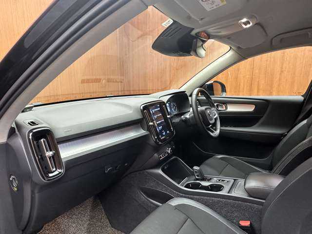 ボルボ ＸＣ４０ T4 AWD モメンタム 千葉県 2019(平31)年 5.2万km 黒 ＡＣＣ　/半革　/ナビ　/ＴＶ　/ＣａｒＰｌａｙ　/Ｂｌｕｅｔｏｏｔｈ接続　/３６０°パーキングアシスト　/電動リアゲート　/運転席パワーシート　/ＬＥＤヘッドライト　/衝突軽減Ｂ　/ＢＳＭ　/ＬＫＡ　/禁煙車　/ＥＴＣ