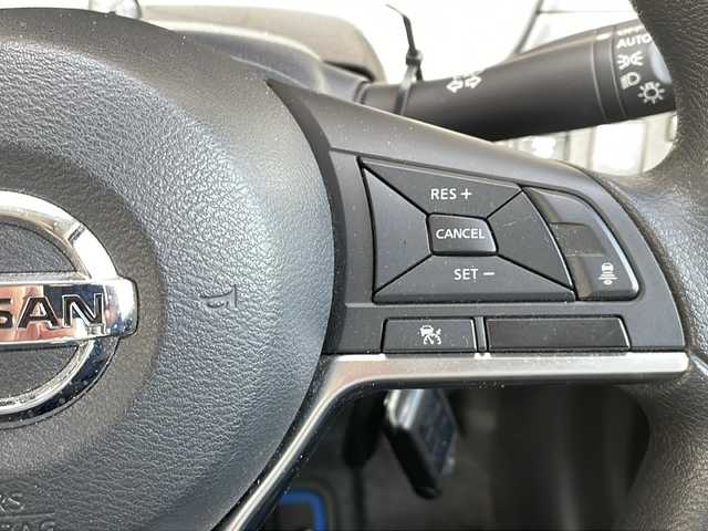 日産 ノート e－パワー X FOUR 長野県 2018(平30)年 4.4万km シルバー ４WD/エマージェンシーブレーキ/純正メモリナビフルセグTV/バックカメラ/純正エンジンスターター/前後コーナーセンサー /純正15インチアルミ/スペアキー