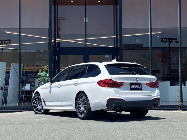 ＢＭＷ ５３０ｉ ツーリング Mスポーツ 福岡県 2020(令2)年 1.8万km アルピンホワイトⅢ ・1オーナー/・サンルーフ/・アクティブクルーズコントロール/・純正メモリーナビ/USB/Bluetooth/CD/DVD/・全方位カメラ/・黒革シート/シートヒーター/・社外前後ドライブレコーダー/・フルセグ/・ETC/・純正19AW/・プッシュスタート/・パーキングアシスト/・アイドリングストップ/・スマートキー/・電動リアゲート/・パワーシート/・レーンキープアシスト/・オートライト/・LEDライト/・パドルシフト
