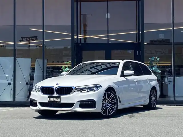 ＢＭＷ ５３０ｉ ツーリング Mスポーツ 福岡県 2020(令2)年 1.8万km アルピンホワイトⅢ ・1オーナー/・サンルーフ/・アクティブクルーズコントロール/・純正メモリーナビ/USB/Bluetooth/CD/DVD/・全方位カメラ/・黒革シート/シートヒーター/・社外前後ドライブレコーダー/・フルセグ/・ETC/・純正19AW/・プッシュスタート/・パーキングアシスト/・アイドリングストップ/・スマートキー/・電動リアゲート/・パワーシート/・レーンキープアシスト/・オートライト/・LEDライト/・パドルシフト