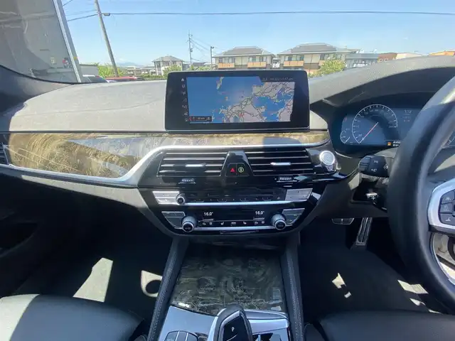 ＢＭＷ ５３０ｉ ツーリング Mスポーツ 福岡県 2020(令2)年 1.8万km アルピンホワイトⅢ ・1オーナー/・サンルーフ/・アクティブクルーズコントロール/・純正メモリーナビ/USB/Bluetooth/CD/DVD/・全方位カメラ/・黒革シート/シートヒーター/・社外前後ドライブレコーダー/・フルセグ/・ETC/・純正19AW/・プッシュスタート/・パーキングアシスト/・アイドリングストップ/・スマートキー/・電動リアゲート/・パワーシート/・レーンキープアシスト/・オートライト/・LEDライト/・パドルシフト