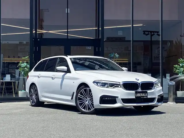 ＢＭＷ ５３０ｉ ツーリング Mスポーツ 福岡県 2020(令2)年 1.8万km アルピンホワイトⅢ ・1オーナー/・サンルーフ/・アクティブクルーズコントロール/・純正メモリーナビ/USB/Bluetooth/CD/DVD/・全方位カメラ/・黒革シート/シートヒーター/・社外前後ドライブレコーダー/・フルセグ/・ETC/・純正19AW/・プッシュスタート/・パーキングアシスト/・アイドリングストップ/・スマートキー/・電動リアゲート/・パワーシート/・レーンキープアシスト/・オートライト/・LEDライト/・パドルシフト