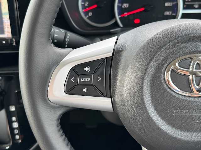 トヨタ ルーミー カスタムG－T 静岡県 2018(平30)年 5.1万km パールホワイトⅢ ●モデリスタフルエアロ/●9インチナビ/(フルセグ/CD/DVD/Bluetooth)/(ALPINE/W9Z)/●バックカメラ/●クルーズコントロール/●衝突被害軽減システム/●レーンキープアシスト/●前後コーナーセンサー/●LEDライト＆フォグランプ/●オートライト/●オートマチックハイビーム/●革巻きステアリング/●ステアリングスイッチ/●ETC/●前方ドライブレコーダー/●両側パワースライドドア/●電動格納ウィンカーミラー/●社外マフラー/●スモークフィルム/●合皮シートカバー/●社外フロアマット/●スマートキー/●プッシュスタート/●ドアバイザー/●社外15インチアルミホイール(STEINER)/●ダブルSRS＋ABS