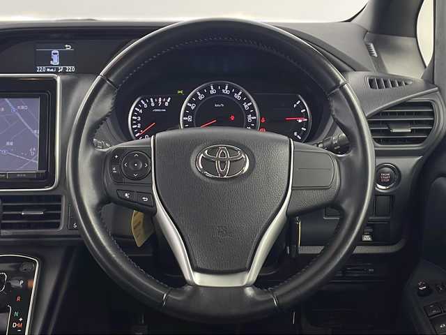 トヨタ ヴォクシー ZS 愛知県 2015(平27)年 5.3万km ブラッキッシュアゲハガラスフレーク /禁煙車//ワンオーナー車//純正ナビ//フルセグTV//バックカメラ//ビルトインETC//社外前方ドライブレコーダー//LEDヘッドライト//オートライト//左側パワースライドドア//後席サンシェード//純正16インチアルミホイール//純正フロアマット//純正ドアバイザー//革巻きステアリング//ステアリングスイッチ//プッシュスタート//電動格納ミラーウィンカー//アイドリングストップ//新車保証書・取扱説明書//スペアキー