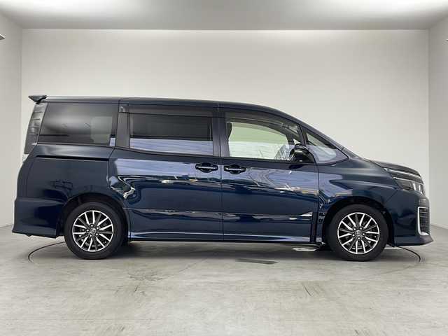 トヨタ ヴォクシー ZS 愛知県 2015(平27)年 5.3万km ブラッキッシュアゲハガラスフレーク /禁煙車//ワンオーナー車//純正ナビ//フルセグTV//バックカメラ//ビルトインETC//社外前方ドライブレコーダー//LEDヘッドライト//オートライト//左側パワースライドドア//後席サンシェード//純正16インチアルミホイール//純正フロアマット//純正ドアバイザー//革巻きステアリング//ステアリングスイッチ//プッシュスタート//電動格納ミラーウィンカー//アイドリングストップ//新車保証書・取扱説明書//スペアキー