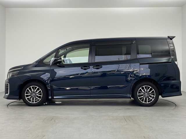 トヨタ ヴォクシー ZS 愛知県 2015(平27)年 5.3万km ブラッキッシュアゲハガラスフレーク /禁煙車//ワンオーナー車//純正ナビ//フルセグTV//バックカメラ//ビルトインETC//社外前方ドライブレコーダー//LEDヘッドライト//オートライト//左側パワースライドドア//後席サンシェード//純正16インチアルミホイール//純正フロアマット//純正ドアバイザー//革巻きステアリング//ステアリングスイッチ//プッシュスタート//電動格納ミラーウィンカー//アイドリングストップ//新車保証書・取扱説明書//スペアキー
