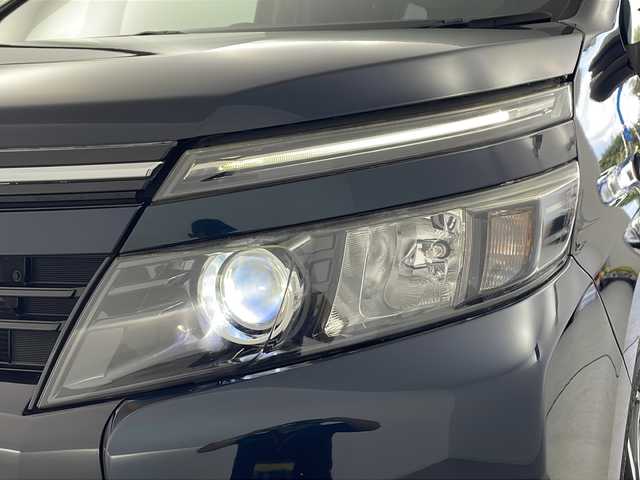 トヨタ ヴォクシー ZS 愛知県 2015(平27)年 5.3万km ブラッキッシュアゲハガラスフレーク /禁煙車//ワンオーナー車//純正ナビ//フルセグTV//バックカメラ//ビルトインETC//社外前方ドライブレコーダー//LEDヘッドライト//オートライト//左側パワースライドドア//後席サンシェード//純正16インチアルミホイール//純正フロアマット//純正ドアバイザー//革巻きステアリング//ステアリングスイッチ//プッシュスタート//電動格納ミラーウィンカー//アイドリングストップ//新車保証書・取扱説明書//スペアキー