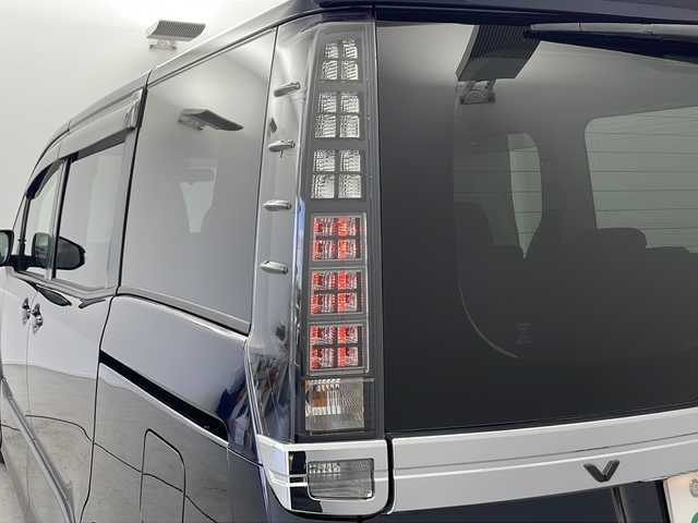 トヨタ ヴォクシー ZS 愛知県 2015(平27)年 5.3万km ブラッキッシュアゲハガラスフレーク /禁煙車//ワンオーナー車//純正ナビ//フルセグTV//バックカメラ//ビルトインETC//社外前方ドライブレコーダー//LEDヘッドライト//オートライト//左側パワースライドドア//後席サンシェード//純正16インチアルミホイール//純正フロアマット//純正ドアバイザー//革巻きステアリング//ステアリングスイッチ//プッシュスタート//電動格納ミラーウィンカー//アイドリングストップ//新車保証書・取扱説明書//スペアキー