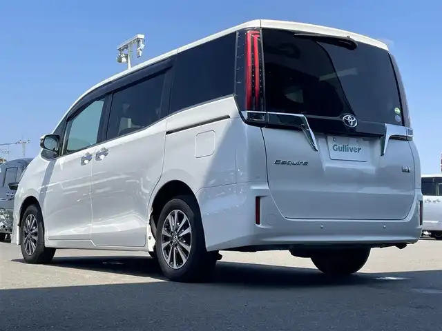 トヨタ エスクァイア ハイブリッド Gi 東京都 2020(令2)年 6万km ホワイトパールクリスタルシャイン 純正9インチメモリナビゲーション/【フルセグ/Bluetooth/DVD/MSV】/１２．１インチフリップダウンモニター/バックカメラ/純正15inアルミホイール/冬タイヤ×ホイール積込/クルーズコントロール/ビルトインETC/LEDヘッドライト（AUTO機能付き）/シートヒーター/横滑り防止機能/衝突軽減システム/車線逸脱防止システム/プッシュスタート/コーナーセンサー/純正フロアマット/新車保証書/取扱説明書/スペアキー×１