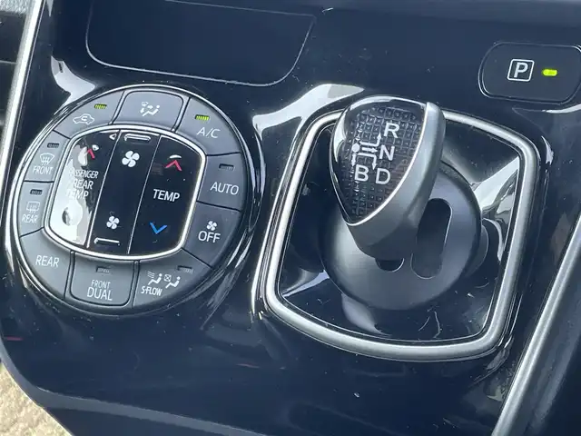 トヨタ エスクァイア ハイブリッド Gi 東京都 2020(令2)年 6万km ホワイトパールクリスタルシャイン 純正9インチメモリナビゲーション/【フルセグ/Bluetooth/DVD/MSV】/１２．１インチフリップダウンモニター/バックカメラ/純正15inアルミホイール/冬タイヤ×ホイール積込/クルーズコントロール/ビルトインETC/LEDヘッドライト（AUTO機能付き）/シートヒーター/横滑り防止機能/衝突軽減システム/車線逸脱防止システム/プッシュスタート/コーナーセンサー/純正フロアマット/新車保証書/取扱説明書/スペアキー×１