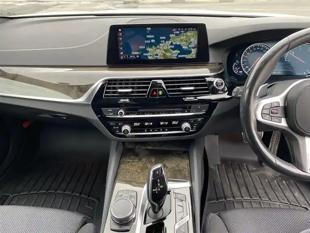 ＢＭＷ ５２３ｄ Mスポーツ 福岡県 2018(平30)年 6.9万km 白 ・アクティブクルーズコントロール/・純正ナビ/Bluetooth/USB/ScreenMirroring/・全方位カメラ/・ドライブレコーダー/・フルセグ/・ミラー型ETC/・純正19AW/・LEDライト/・BLIS