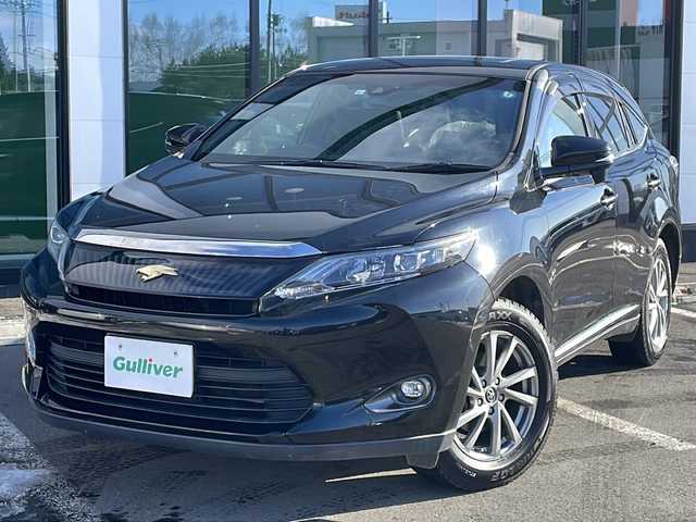 トヨタ ハリアー プレミアム 道東・釧路十勝 2015(平27)年 8.9万km ブラック ・アルパイン7インチナビ(BT/FM/AM/CD/DVD/SD/AUX)/・フルセグTV/・パワーシート/・パワーバックドア/・サンルーフ/・純正エンジンスターター/・ハーフレザーシート/・LEDヘッドライト/・フォグライト/・ドアバイザー/・オートライト/・オートマチックハイビーム/・プリクラッシュセーフティー/・ABS/・横滑り防止機能/・盗難防止装置/・カーテンエアバック/・積み込みサマータイヤ社外AW235/55/R18