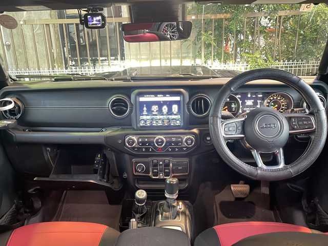 クライスラー・ジープ ジープ ラングラー アンリミテッド サハラ 京都府 2020(令2)年 4.6万km グラニトクリスタル ワンオーナー/純正メモリナビ/バックカメラ/レーダークルーズコントロール/レーンキープアシスト/衝突軽減システム/コーナーセンサー前後/ヒーテッドドアミラー/ステアリングヒーター/前席シートヒーター/フォグランプ/純正18インチAW/ドライブレコーダー前後/LEDヘッドライト/ETC2.0/保証書/取扱説明書/スペアキー有