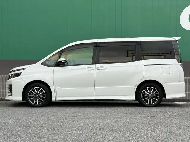 トヨタ ヴォクシー ZS 千葉県 2014(平26)年 8.3万km ホワイトパールクリスタルシャイン 車検R9年8月/純正フルセグナビ(NSZT-Y64T)/片側パワースライド/ＥＴＣ/ステアリングスイッチ/デュアルエアコン/オートライト/ステアリングスイッチ/アイドリングストップ/横揺れ防止装置/フロアマット/後席サンシェード