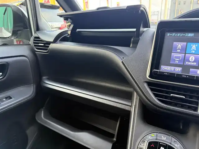 トヨタ ヴォクシー ZS 千葉県 2014(平26)年 8.3万km ホワイトパールクリスタルシャイン 車検R9年8月/純正フルセグナビ(NSZT-Y64T)/片側パワースライド/ＥＴＣ/ステアリングスイッチ/デュアルエアコン/オートライト/ステアリングスイッチ/アイドリングストップ/横揺れ防止装置/フロアマット/後席サンシェード