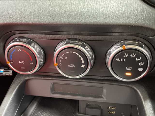 マツダ ロードスター S スペシャルパッケージ 神奈川県 2017(平29)年 3.5万km ソウルレッドプレミアムメタリック ワンオーナー車/純正マツダコネクトナビ/Bluetooth・CD・DVD・USB・フルセグTV/レザーシートカバー付/ブラインドスポットモニター/バックカメラ/スペアキー1本/前側ドライブレコーダー/ETC/純正フロアマット/LEDヘッドライト/オートライト/純正16インチアルミホイール/横滑り防止装置/盗難防止装置/アダプティブフロントライティングシステム/取扱説明書/保証書