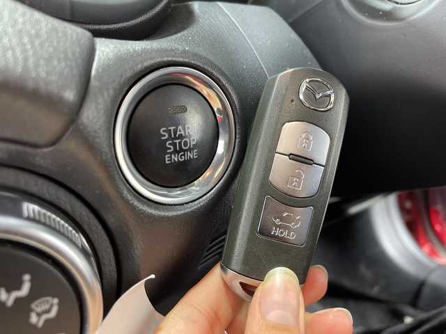 マツダ ロードスター S スペシャルパッケージ 神奈川県 2017(平29)年 3.5万km ソウルレッドプレミアムメタリック ワンオーナー車/純正マツダコネクトナビ/Bluetooth・CD・DVD・USB・フルセグTV/レザーシートカバー付/ブラインドスポットモニター/バックカメラ/スペアキー1本/前側ドライブレコーダー/ETC/純正フロアマット/LEDヘッドライト/オートライト/純正16インチアルミホイール/横滑り防止装置/盗難防止装置/アダプティブフロントライティングシステム/取扱説明書/保証書