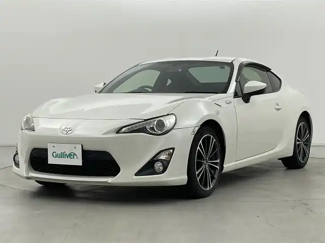 トヨタ ８６ GT 群馬県 2014(平26)年 6万km サテンホワイトパール 純正7インチナビ/(AM/FM/Bluetooth/フルセグTV/CD/DSVD)/LEDヘッドランプ(オートレベリング機能付)/パドルシフト/ETC/社外前後方ドライブレコーダー/リヤスポイラー/電動格納ミラー/純正17インチアルミホイール/プッシュスタート/スマートキー/スペアキー有