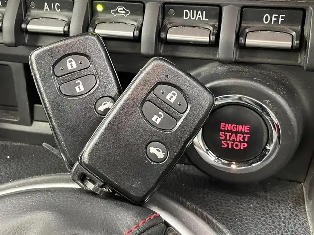 トヨタ ８６ GT 群馬県 2014(平26)年 6万km サテンホワイトパール 純正7インチナビ/(AM/FM/Bluetooth/フルセグTV/CD/DSVD)/LEDヘッドランプ(オートレベリング機能付)/パドルシフト/ETC/社外前後方ドライブレコーダー/リヤスポイラー/電動格納ミラー/純正17インチアルミホイール/プッシュスタート/スマートキー/スペアキー有