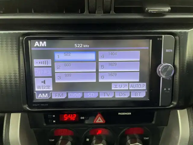トヨタ ８６ GT 群馬県 2014(平26)年 6万km サテンホワイトパール 純正7インチナビ/(AM/FM/Bluetooth/フルセグTV/CD/DSVD)/LEDヘッドランプ(オートレベリング機能付)/パドルシフト/ETC/社外前後方ドライブレコーダー/リヤスポイラー/電動格納ミラー/純正17インチアルミホイール/プッシュスタート/スマートキー/スペアキー有
