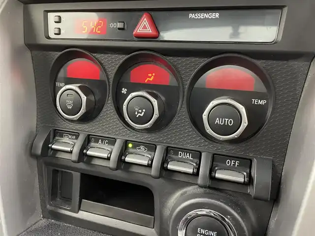 トヨタ ８６ GT 群馬県 2014(平26)年 6万km サテンホワイトパール 純正7インチナビ/(AM/FM/Bluetooth/フルセグTV/CD/DSVD)/LEDヘッドランプ(オートレベリング機能付)/パドルシフト/ETC/社外前後方ドライブレコーダー/リヤスポイラー/電動格納ミラー/純正17インチアルミホイール/プッシュスタート/スマートキー/スペアキー有
