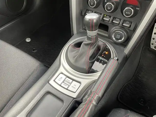 トヨタ ８６ GT 群馬県 2014(平26)年 6万km サテンホワイトパール 純正7インチナビ/(AM/FM/Bluetooth/フルセグTV/CD/DSVD)/LEDヘッドランプ(オートレベリング機能付)/パドルシフト/ETC/社外前後方ドライブレコーダー/リヤスポイラー/電動格納ミラー/純正17インチアルミホイール/プッシュスタート/スマートキー/スペアキー有