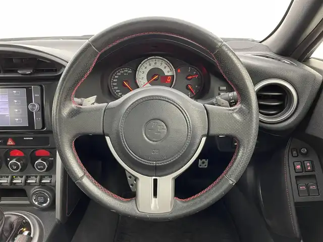トヨタ ８６ GT 群馬県 2014(平26)年 6万km サテンホワイトパール 純正7インチナビ/(AM/FM/Bluetooth/フルセグTV/CD/DSVD)/LEDヘッドランプ(オートレベリング機能付)/パドルシフト/ETC/社外前後方ドライブレコーダー/リヤスポイラー/電動格納ミラー/純正17インチアルミホイール/プッシュスタート/スマートキー/スペアキー有
