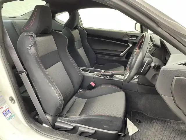 トヨタ ８６ GT 群馬県 2014(平26)年 6万km サテンホワイトパール 純正7インチナビ/(AM/FM/Bluetooth/フルセグTV/CD/DSVD)/LEDヘッドランプ(オートレベリング機能付)/パドルシフト/ETC/社外前後方ドライブレコーダー/リヤスポイラー/電動格納ミラー/純正17インチアルミホイール/プッシュスタート/スマートキー/スペアキー有