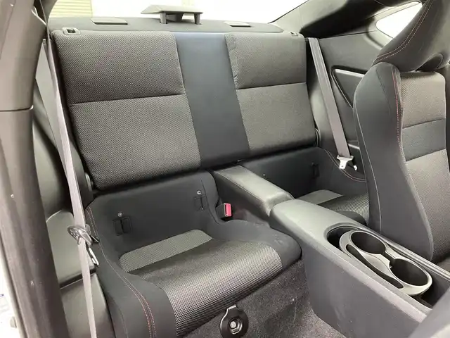 トヨタ ８６ GT 群馬県 2014(平26)年 6万km サテンホワイトパール 純正7インチナビ/(AM/FM/Bluetooth/フルセグTV/CD/DSVD)/LEDヘッドランプ(オートレベリング機能付)/パドルシフト/ETC/社外前後方ドライブレコーダー/リヤスポイラー/電動格納ミラー/純正17インチアルミホイール/プッシュスタート/スマートキー/スペアキー有