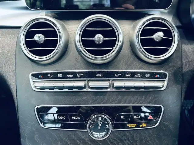 メルセデス・ベンツ Ｃ２２０ｄ アバンギャルド　AMGライン 大阪府 2019(令1)年 3.9万km ポーラホワイト レーダーセーフティ/黒革/メモリ付きパワーシート/シートヒーター/純正ナビ/TV/バックカメラ/applecarplay/ACC/ブラインドスポット/純正18インチAW/LEDヘッドライト/アンビエントライト