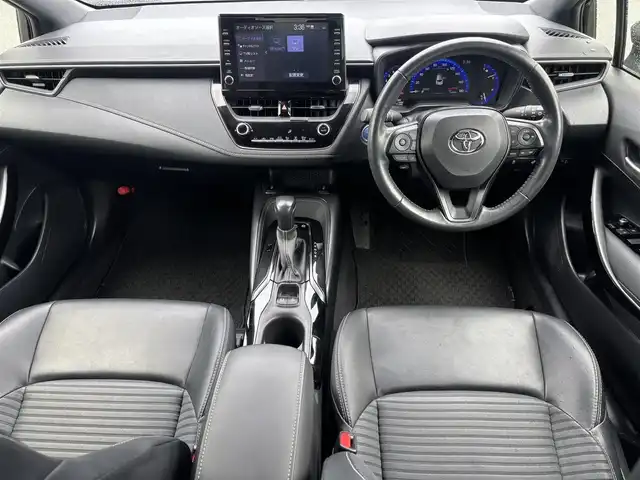 トヨタ カローラツーリング ハイブリッド ダブルバイビー 福岡県 2019(令1)年 3.7万km ブラックマイカ 横滑り防止機能/レーンキープアシスト/衝突被害軽減システム/バックカメラ/パーキングアシスト/追従クルーズコントロール/ディスプレイオーディオ/Bluetooth/Miracast/フルセグTV/USB接続4個/ビルトインETC/純正フロアマット/純正AW/シートシーター/ステアリングヒーター/１２Vソケット/LEDライト/モード切替