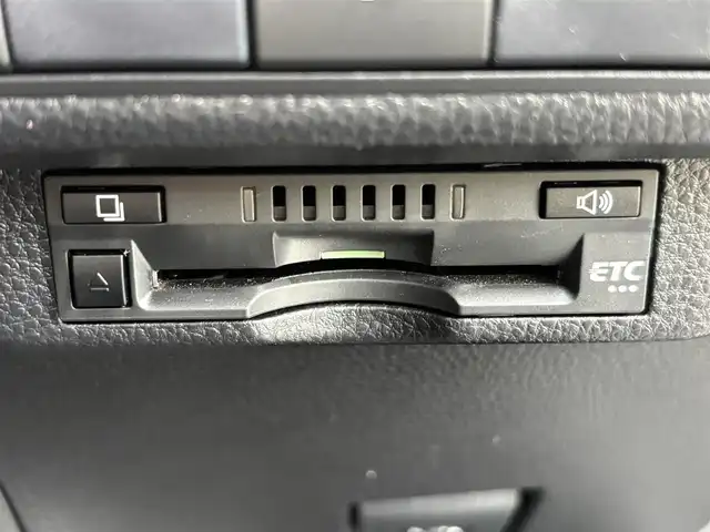 トヨタ カローラツーリング ハイブリッド ダブルバイビー 福岡県 2019(令1)年 3.7万km ブラックマイカ 横滑り防止機能/レーンキープアシスト/衝突被害軽減システム/バックカメラ/パーキングアシスト/追従クルーズコントロール/ディスプレイオーディオ/Bluetooth/Miracast/フルセグTV/USB接続4個/ビルトインETC/純正フロアマット/純正AW/シートシーター/ステアリングヒーター/１２Vソケット/LEDライト/モード切替