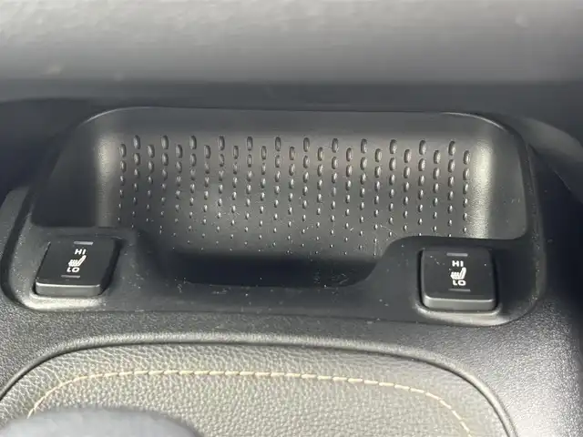 トヨタ カローラツーリング ハイブリッド ダブルバイビー 福岡県 2019(令1)年 3.7万km ブラックマイカ 横滑り防止機能/レーンキープアシスト/衝突被害軽減システム/バックカメラ/パーキングアシスト/追従クルーズコントロール/ディスプレイオーディオ/Bluetooth/Miracast/フルセグTV/USB接続4個/ビルトインETC/純正フロアマット/純正AW/シートシーター/ステアリングヒーター/１２Vソケット/LEDライト/モード切替